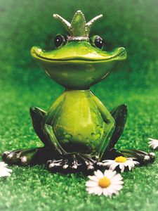 Preview wallpaper frog, statuette, princess, crown, flowers