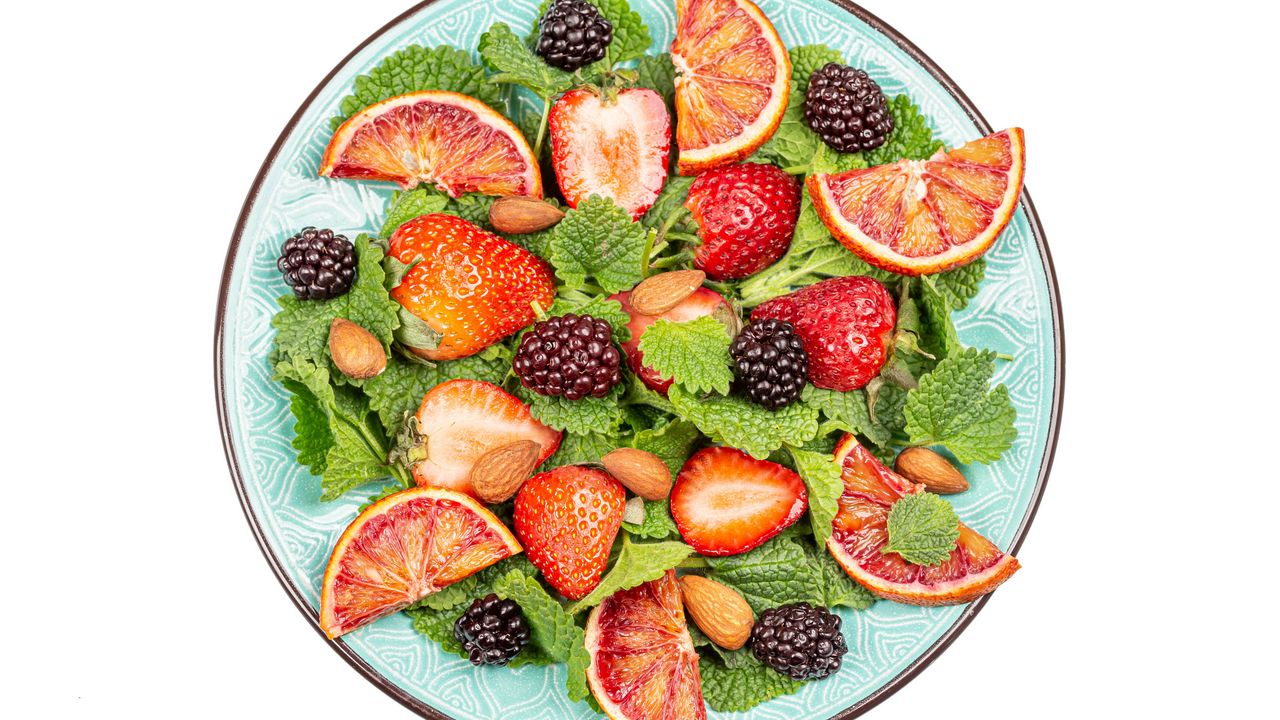 Wallpaper fruit, berries, plate, wedges, fresh