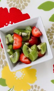 Preview wallpaper fruit salad, kiwi, strawberries, plates