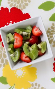 Preview wallpaper fruit salad, kiwi, strawberries, plates