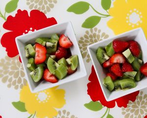 Preview wallpaper fruit salad, kiwi, strawberries, plates