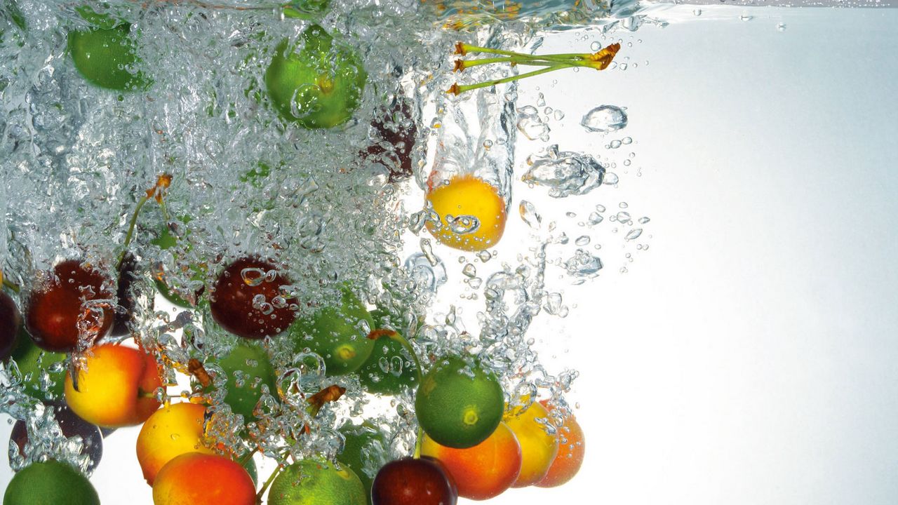 Wallpaper fruit, splashes, water, falling