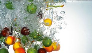 Preview wallpaper fruit, splashes, water, falling