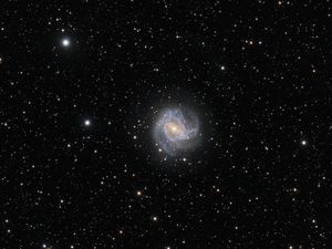 Preview wallpaper galaxy, messier 83, space, star, dark