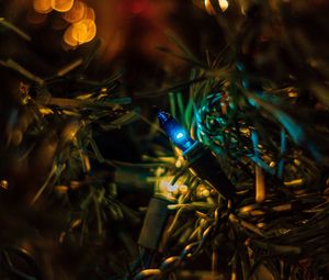 Preview wallpaper garland, tree, christmas, new year, glare, bokeh