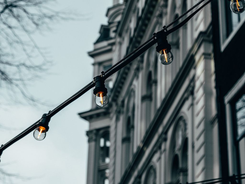 1024x768 Wallpaper garlands, bulbs, building, architecture, decoration