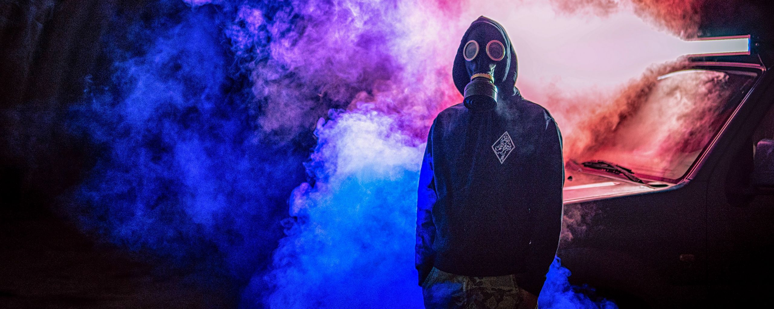 2560x1024 Wallpaper gas mask, man, smoke, colorful