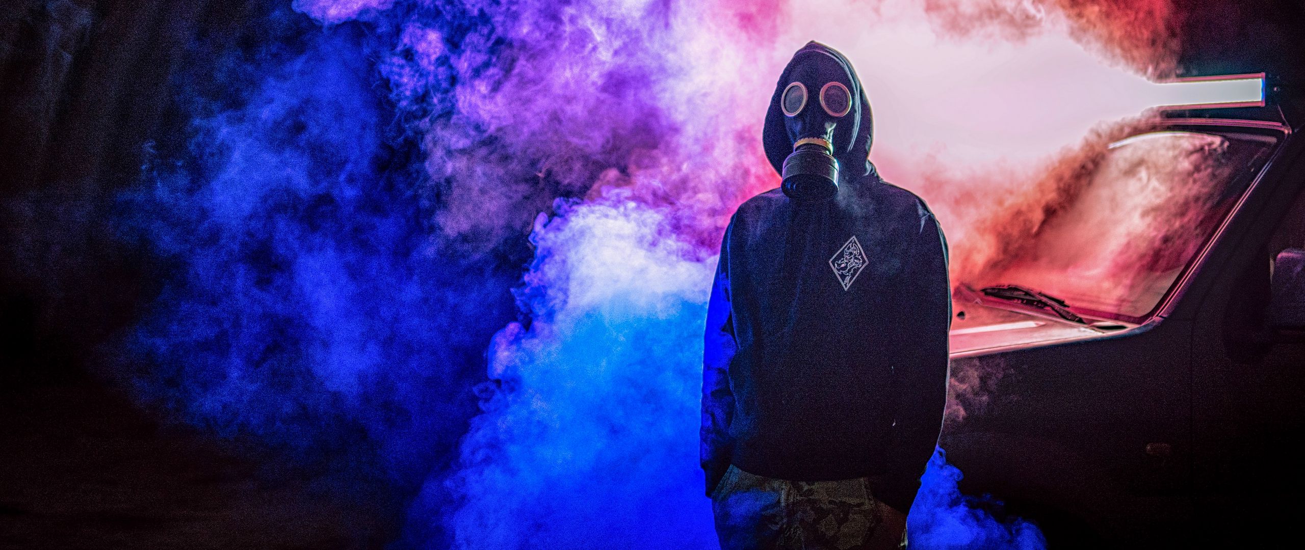 2560x1080 Wallpaper gas mask, man, smoke, colorful