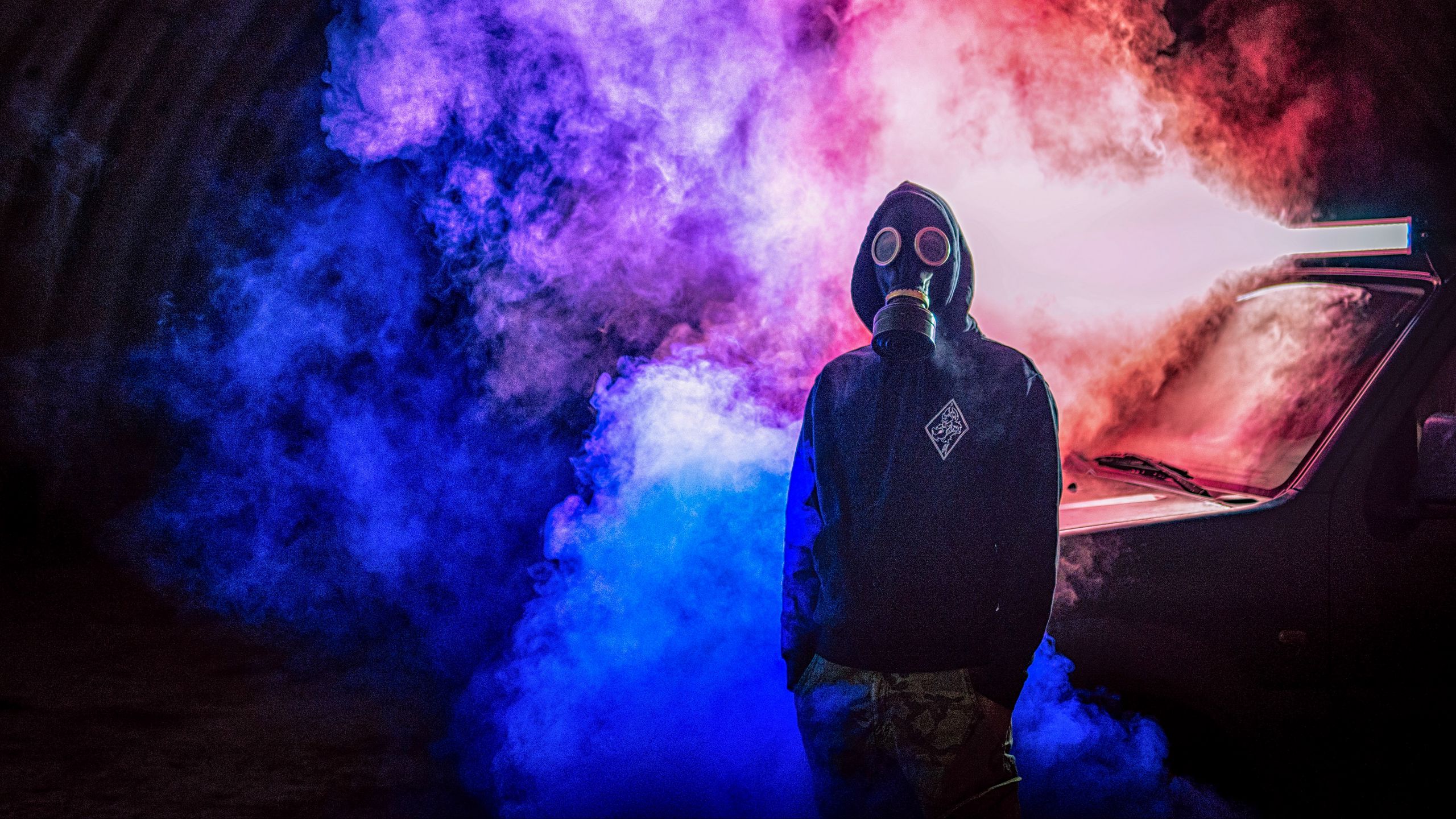 2560x1440 Wallpaper gas mask, man, smoke, colorful