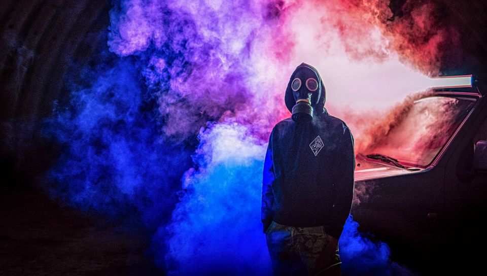 960x544 Wallpaper gas mask, man, smoke, colorful