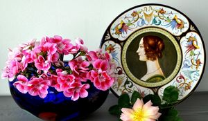 Preview wallpaper geraniums, roses, flowers, plate, profile, surface