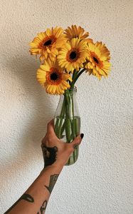 Preview wallpaper gerbera, bouquet, hand, tattoo