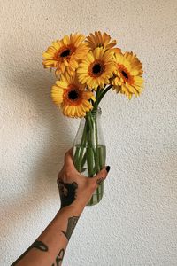 Preview wallpaper gerbera, bouquet, hand, tattoo