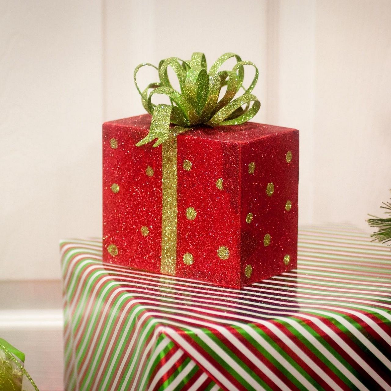 Download wallpaper 1280x1280 gifts, boxes, bow-knot, glitter, holiday ipad,  ipad 2, ipad mini for parallax hd background