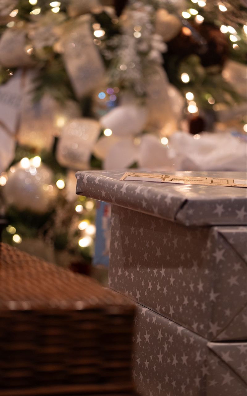 800x1280 Wallpaper gifts, christmas tree, new year, christmas, blur