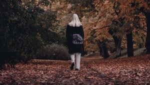 Preview wallpaper girl, alone, autumn, park, walk