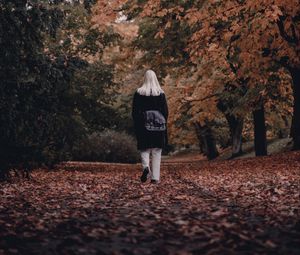 Preview wallpaper girl, alone, autumn, park, walk