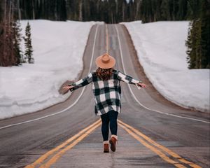 Preview wallpaper girl, alone, freedom, free, road, mountains, snow, winter