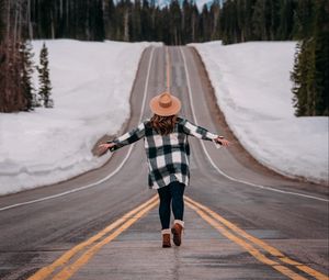 Preview wallpaper girl, alone, freedom, free, road, mountains, snow, winter