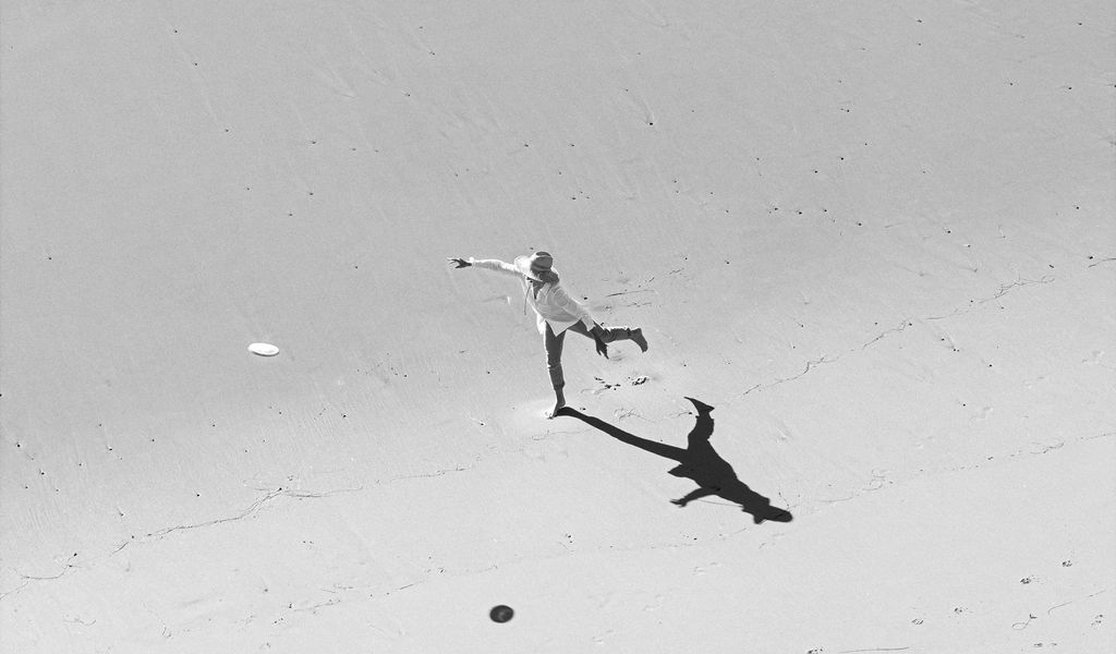 1024x600 Wallpaper girl, beach, sea, bw