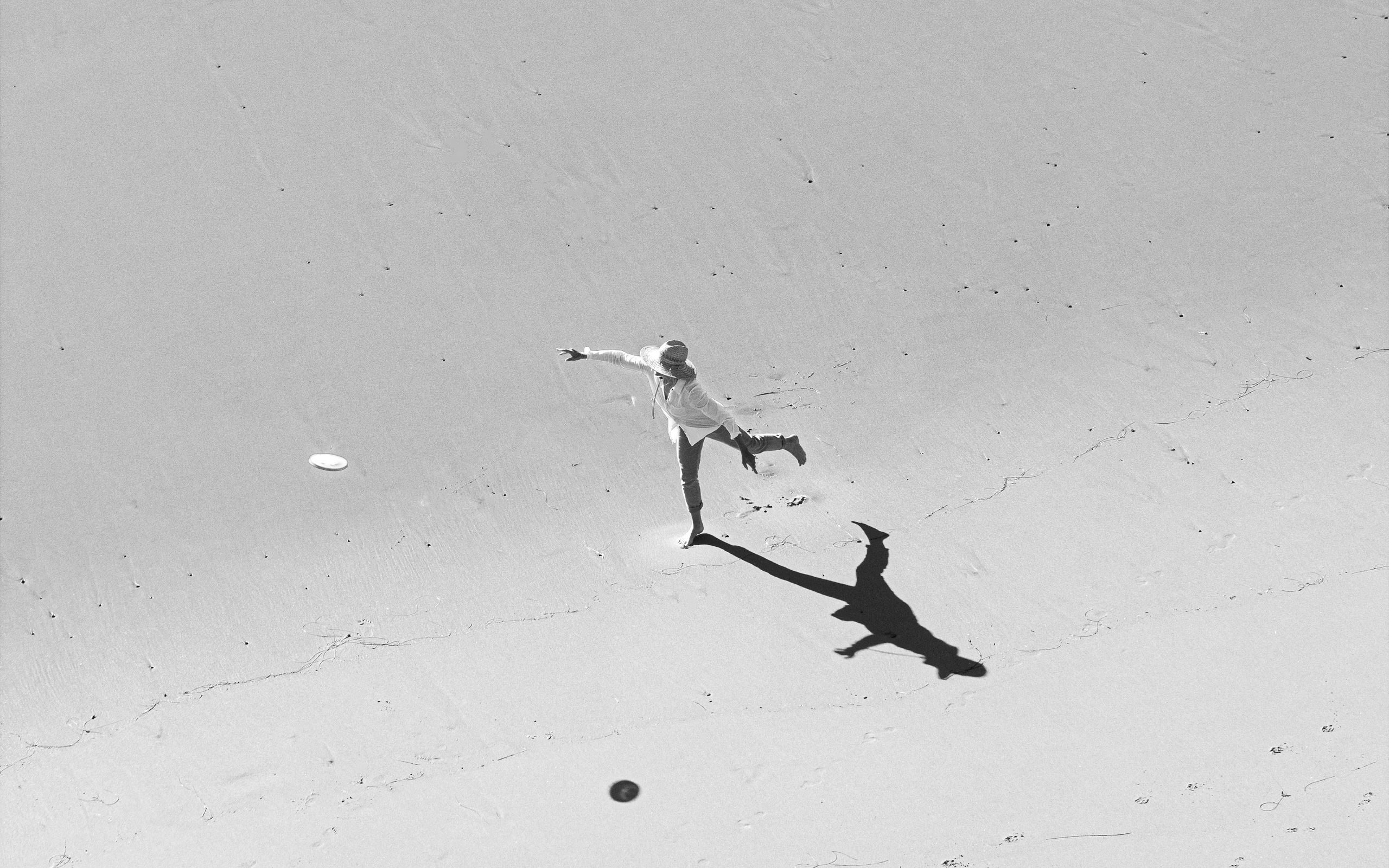 2560x1600 Wallpaper girl, beach, sea, bw
