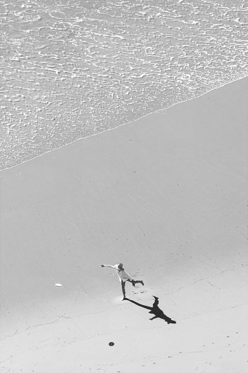 800x1200 Wallpaper girl, beach, sea, bw