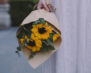 Preview wallpaper girl, bouquet, sunflowers, eucalyptus