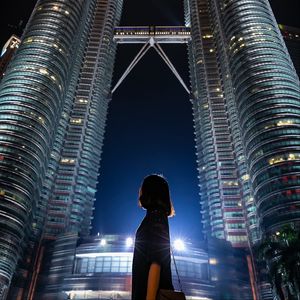 Preview wallpaper girl, building, skyscraper, night