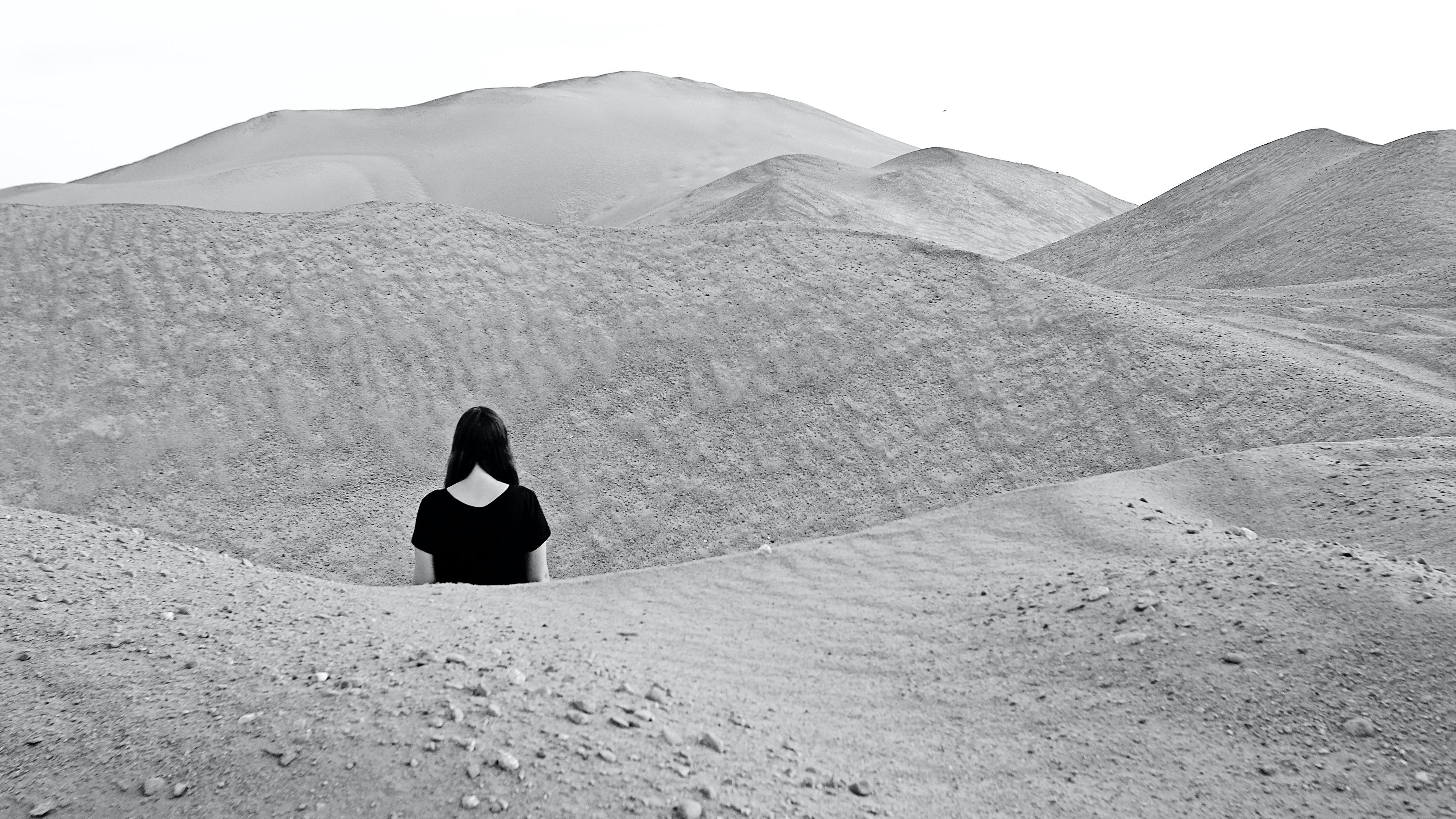 Download wallpaper 3840x2160 girl, bw, sand, hills 4k uhd 16:9 hd ...