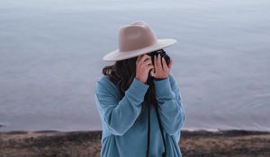 Preview wallpaper girl, camera, hat, photographer, nature