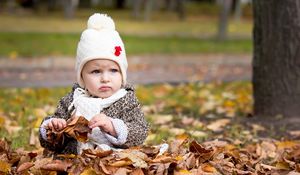 Preview wallpaper girl, child, fall, leaves