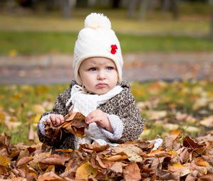 Preview wallpaper girl, child, fall, leaves