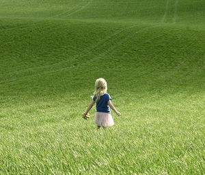 Preview wallpaper girl, child, field, grass, walk