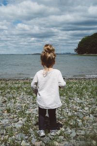 Preview wallpaper girl, child, shore, walk