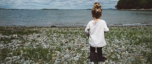 Preview wallpaper girl, child, shore, walk