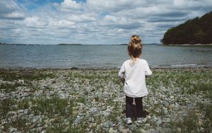 Preview wallpaper girl, child, shore, walk