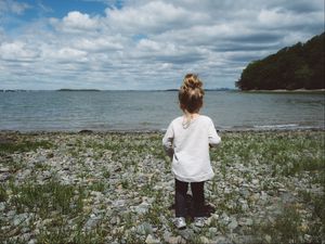 Preview wallpaper girl, child, shore, walk