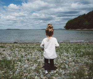 Preview wallpaper girl, child, shore, walk