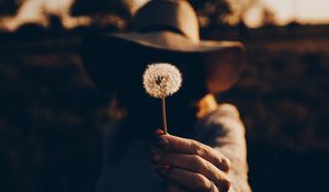 Preview wallpaper girl, dandelion, hand, dark