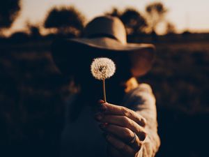 Preview wallpaper girl, dandelion, hand, dark