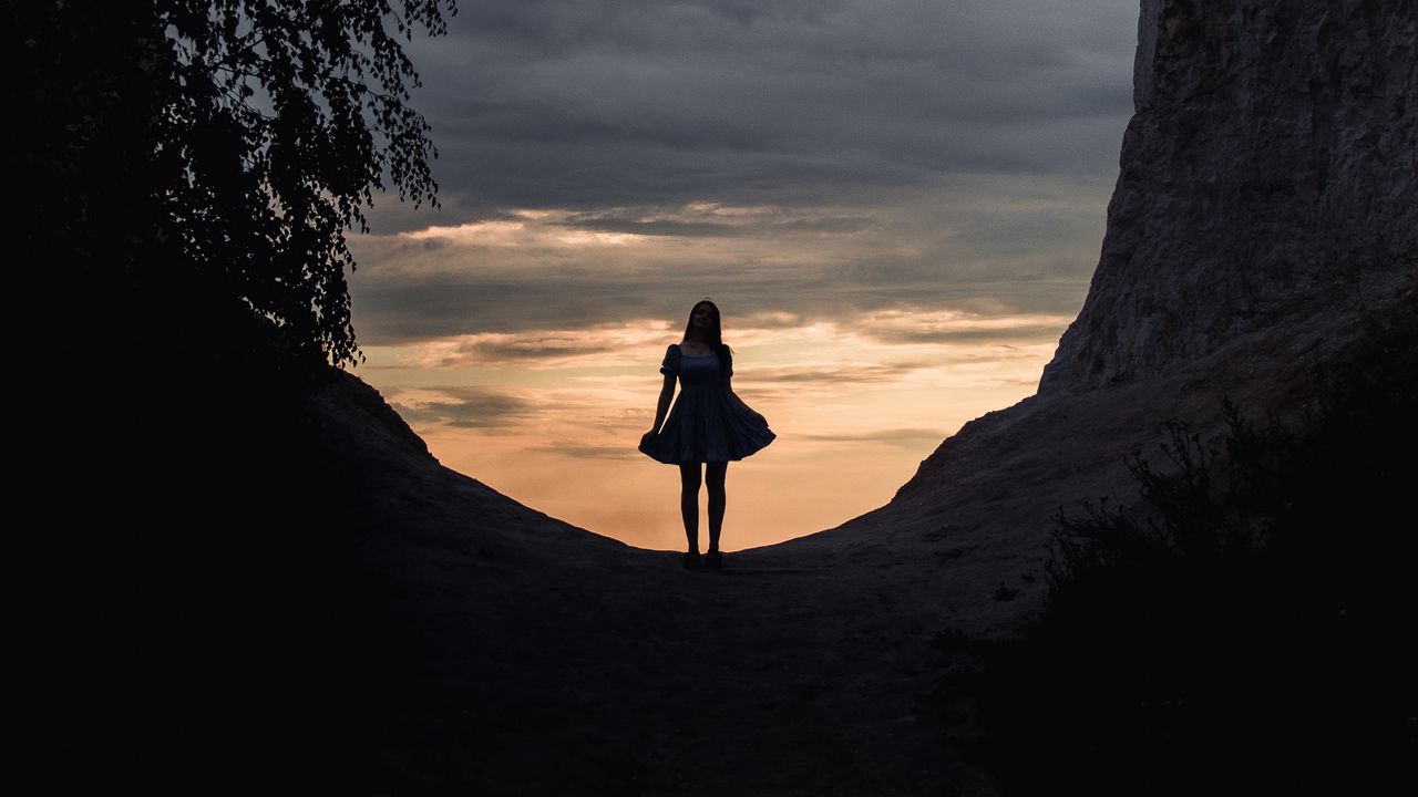 Wallpaper girl, dress, reflection, lake, mountain, tree, clouds