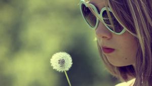 Preview wallpaper girl, face, sunglasses, dandelion