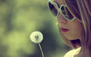 Preview wallpaper girl, face, sunglasses, dandelion