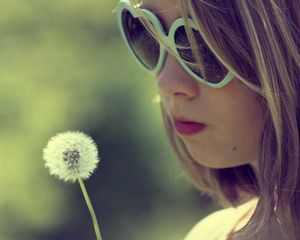 Preview wallpaper girl, face, sunglasses, dandelion