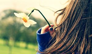 Preview wallpaper girl, flower, hand, fingers, child