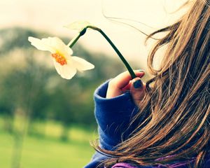 Preview wallpaper girl, flower, hand, fingers, child