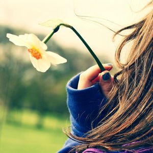 Preview wallpaper girl, flower, hand, fingers, child