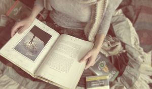 Preview wallpaper girl, hand, books, mood, blurring