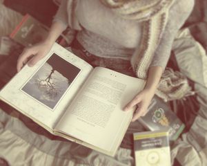 Preview wallpaper girl, hand, books, mood, blurring