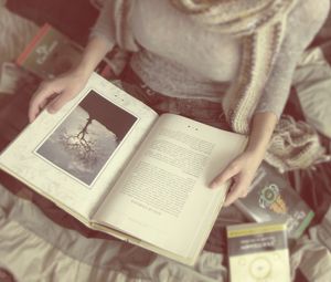 Preview wallpaper girl, hand, books, mood, blurring